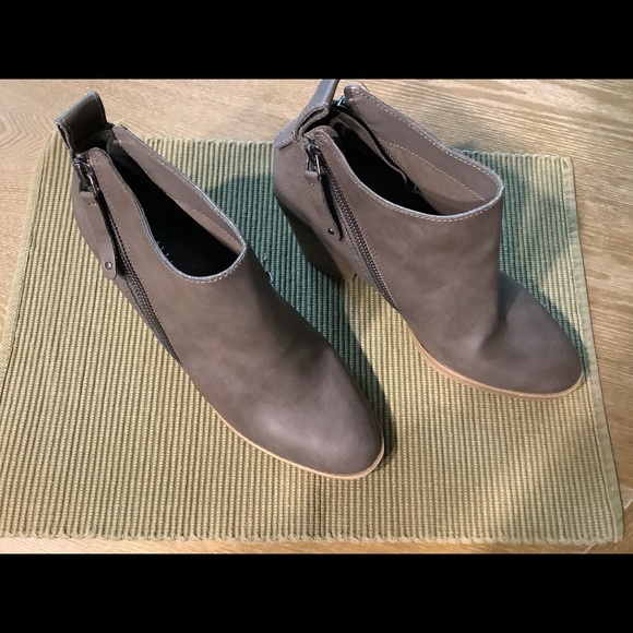 Lexi and Abbie Booties. Ladies Size 9 - Picture 3 of 5